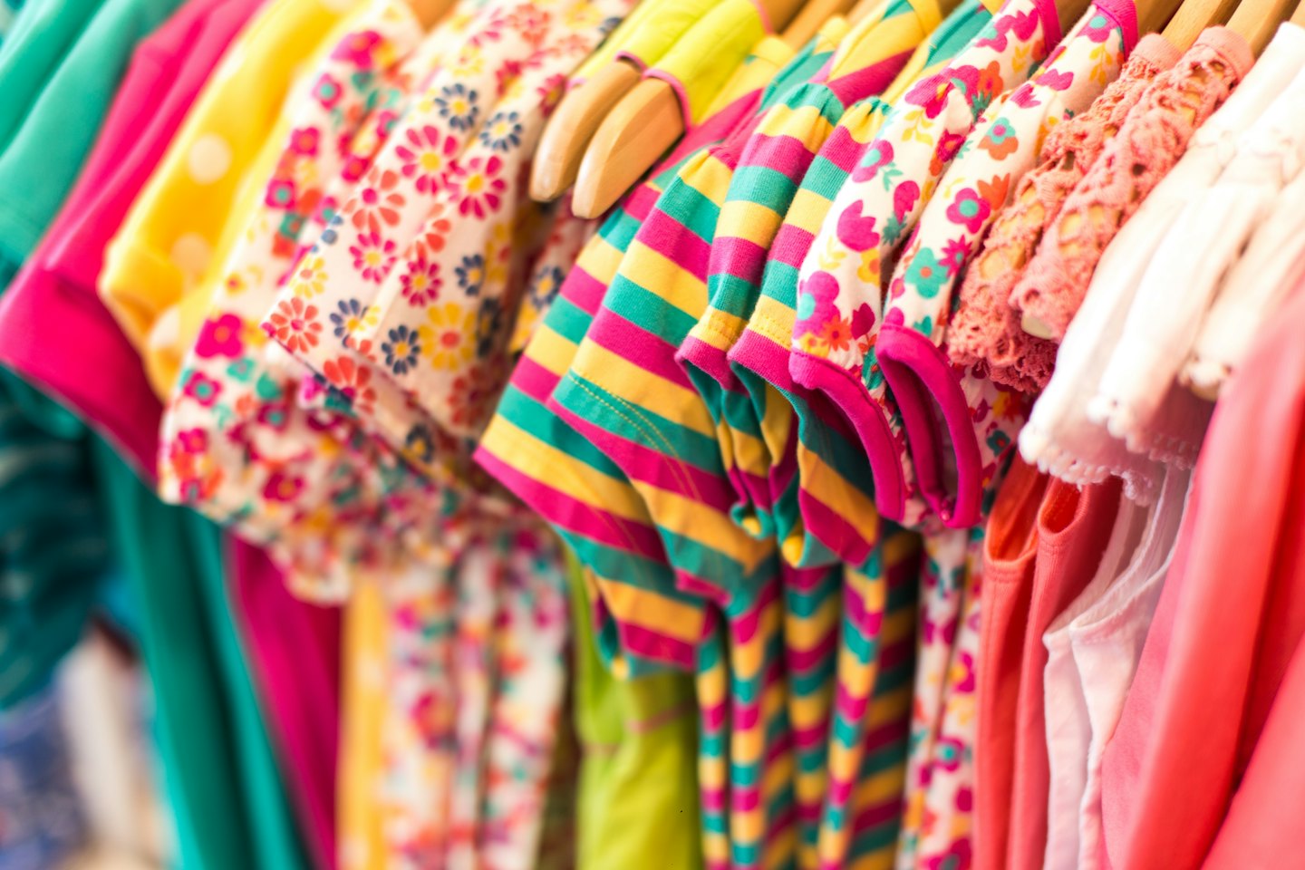 Kinderkleidung hängt an einem Kleiderständer.